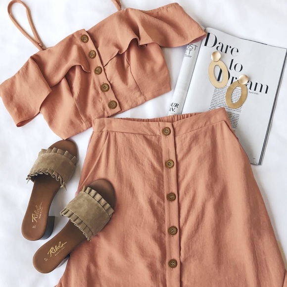 Lulu’s Crop Top - Picture 2 of 11